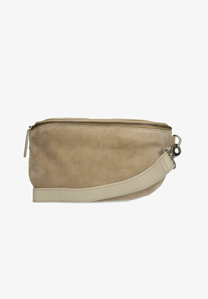 Clutch bag in suede beige con superficie texturizzata, zip dorata e una tracolla piatta e larga. Design elegante di forma rettangolare.