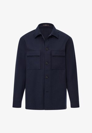 Navyblauwe langemouwen overhemdjacket met kraag, knopenfront en twee grote klepborstzakken op een effen witte achtergrond.