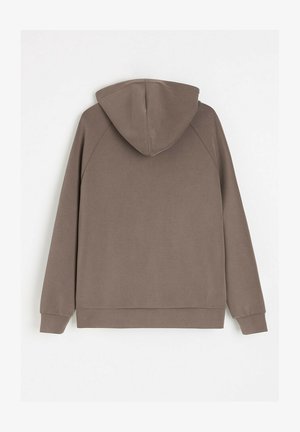 Brązowa bluza z kapturem o gładkiej fakturze, z rękawami raglanowymi i prostym wzorem. Kaptur leży płasko, bez ozdób.