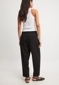 NA-KD Auduma bikses - black
