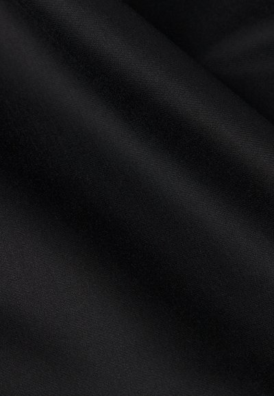 Zacht zwart stof met vloeiende plooien en subtiele textuur, die zachte lichtreflecties op het oppervlak tonen.