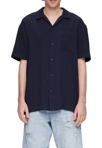 Korte mouwen marineblauw overhemd met knopen, gemaakt van gestructureerde stof, met een borstzakje aan de linkerkant en een relaxed fit.