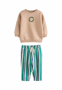 Beige Sweatshirt mit langen Ärmeln und dem Text "HAPPY COOL KID" sowie Jogginghose mit vertikalen blauen, grünen und weißen Streifen.