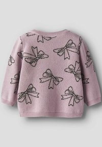 Suéter de punto rosa claro con un patrón de lazo tejido en negro. Cuello redondo, mangas largas y puños y dobladillo acanalados.