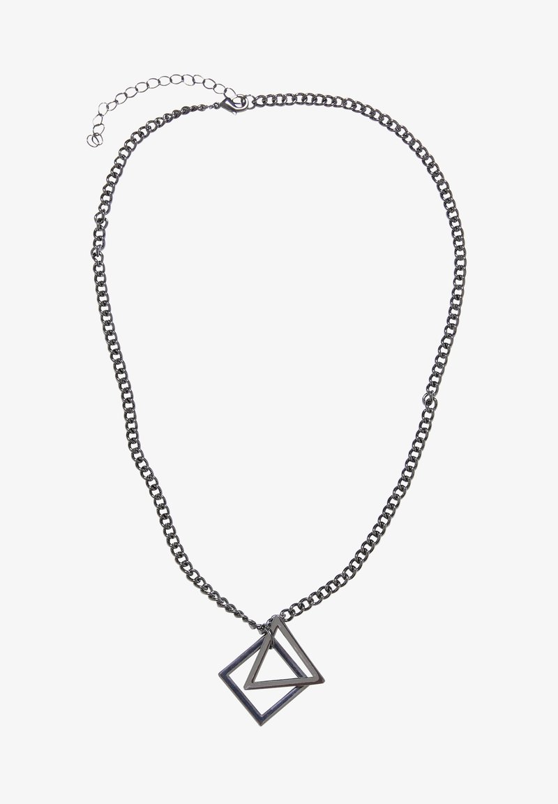 Collier en chaîne métallique noir avec deux pendentifs géométriques : un carré plus grand et un triangle plus petit, tous deux ayant une surface lisse et réfléchissante.