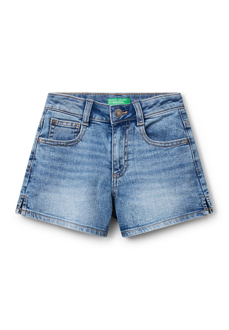 Shorts de mezclilla en lavado azul claro, con un diseño de cinco bolsillos, cierre de botón de metal y detalles cosidos en la cinturilla y el dobladillo.
