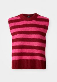 Bezrokav sweater brez rokavov z širokimi vodoravnimi črtami v izmeničnih temno rdečih in svetlo roza barvah.