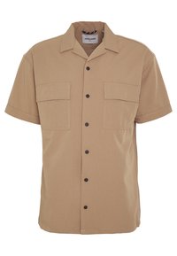 Kortärmelig overhemd met knopen, gemaakt van lichtbruin stof, voorzien van twee borstzakken en zwarte knopen. Eenvoudig kraagontwerp, gladde textuur.