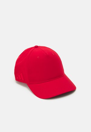 Gorra de béisbol roja hecha de tela suave; cuenta con un visor curvado, parte trasera ajustable y un logo en relieve en el lateral.