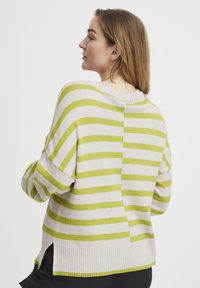 Gestreifter Pullover in Hellgrau und Limettengrün. Verfügt über eine lockere Passform, einen gerippten Saum und seitliche Schlitze. Aus weichem Strickmaterial hergestellt.