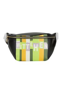 Borsa in vita nera in pelle con un design a righe colorate verde, giallo, bianco e viola. Presenta una zip dorata e una tracolla piatta.