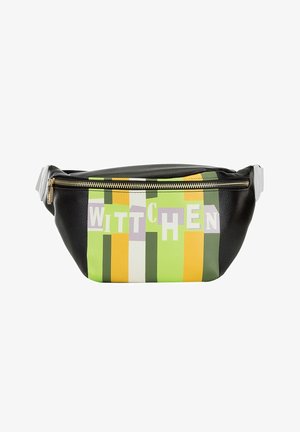 Borsa in vita nera in pelle con un design a righe colorate verde, giallo, bianco e viola. Presenta una zip dorata e una tracolla piatta.