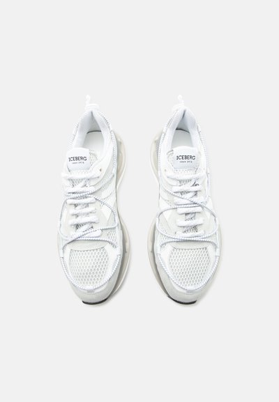 Ζευγάρι λευκά sneakers με την επωνυμία ICEBERG, με λεπτομέρειες από δίχτυ και κλείσιμο με κορδόνια, εμφανίζονται από πάνω σε ανοιχτό φόντο.