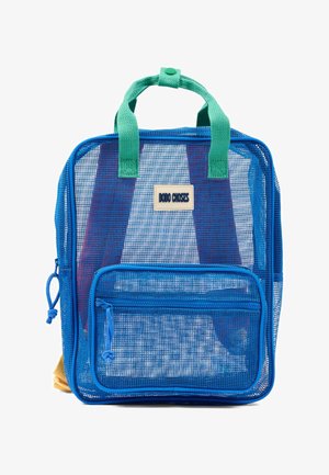 Blauwe mesh rugzak met groene handvatten, een voorvak met rits en een "BOBO CHOSES" label in het midden aan de voorkant.
