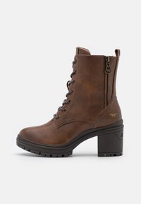 Brune lær ankle boots med rund tå, snøring foran, lynlås på siden og teksturert gummisåle. Har blokkhel og logodetaljer.