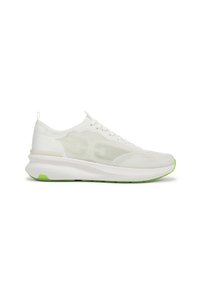 Chaussure de sport blanche avec une tige en mesh, des panneaux texturés et des accents verts sur la semelle, conçue avec une semelle intermédiaire rembourrée pour le soutien.