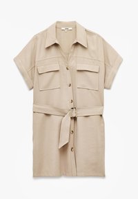 Abito camicia beige realizzato in tessuto liscio, con colletto, maniche corte, due tasche sul petto, chiusura con bottoni e una cintura legata in vita.