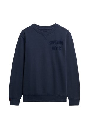 Sweat-shirt à col rond bleu marine avec manches longues et texte texturé "SUPERDRY NYC" sur le côté gauche de la poitrine.