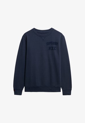Sweat-shirt à col rond bleu marine avec manches longues et texte texturé "SUPERDRY NYC" sur le côté gauche de la poitrine.