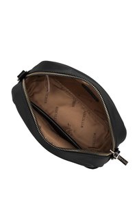 Černá kožená taška se zlatým zipem, s hladkým povrchem a béžovou podšívkou s tištěným logem značky. Otevřený design pro snadný přístup.