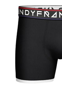 Svarta boxerkalsonger med ribbad textur, med en kontrasterande vit kant och en logoband i svart, rött och lila vid midjan.