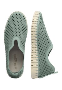 Mintgrüne Slipper mit strukturiertem Wellenmuster, Gummisohle mit geriffelten Kanten und Stoffziehschlaufe für einfaches Anziehen.