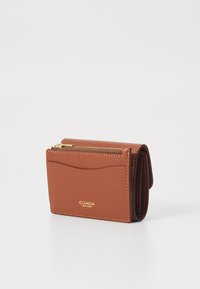COACH SIGNATURE ESSENTIAL CARD HOLDER WALLET - Maks - tan