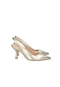 Décolleté slingback in metallo dorato con punta affusolata e tacco basso e slanciato. Texture liscia con un design a intaglio sul tacco.