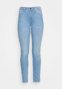 Jeans ajustados de color azul claro, hechos de denim, con un diseño de cinco bolsillos, cierre frontal con botón y un ligero desvanecimiento a lo largo de las piernas.