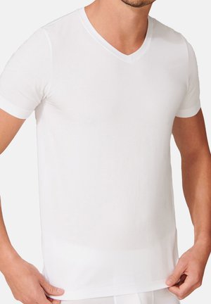Witte kortmouw V-hals shirt gemaakt van gladde, lichte stof. De getailleerde snit accentueert de torso met een schoon, minimalistisch ontwerp.
