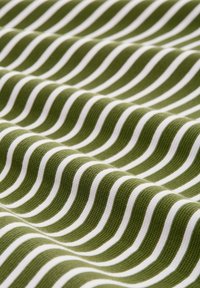 Olijfgroen stof met witte golvende strepen, gestructureerd oppervlak, plooien creëren diepte, gladde uitstraling, geschikt voor bekleding of kleding.