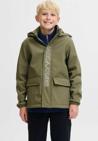 Veste à capuche verte olive en matériau synthétique lisse, dotée d'une fermeture éclair à l'avant, de deux poches avant et de logos blancs au centre.