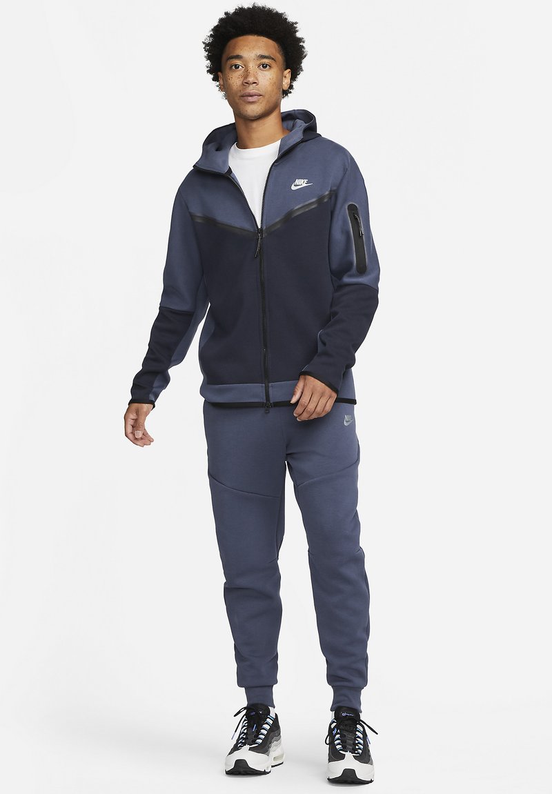 Sano zapatilla Adaptabilidad Nike Sportswear Pantalones deportivos - thunder blue metallic cool  grey/azul - Zalando.es