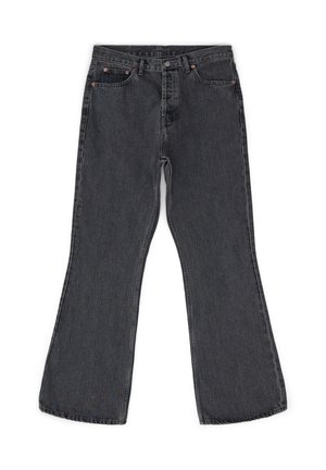 Tmavě šedé zvonové džíny vyrobené z denimu, s klasickým designem pěti kapes, viditelným šitím a kovovými doplňky.