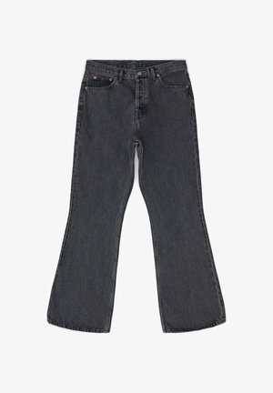 Jeans de campana gris oscuro hechos de denim, con un diseño clásico de cinco bolsillos, costuras visibles y detalles de hardware metálico.