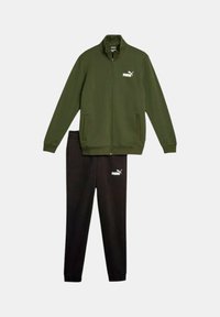 Giacca con zip verde oliva con tasche laterali e pantaloni neri, entrambi con i loghi Puma bianchi. Tessuto morbido e confortevole con un design moderno.