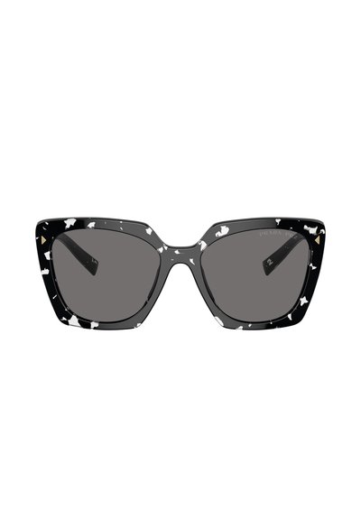 Occhiali da sole a occhi di gatto con montatura in acetato maculato bianco e nero. Lenti grigio scuro. Presentano un dettaglio in tonalità oro sulle astine.