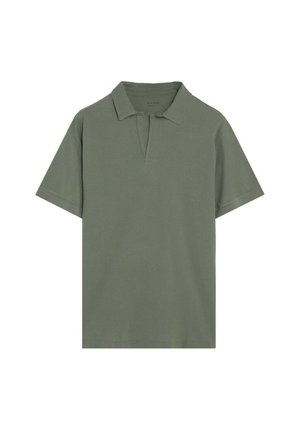 Polo de manga corta de color verde oliva con cuello y una pequeña muesca en forma de V en el escote, diseño sencillo.