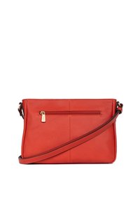 Borsa a tracolla rossa in pelle con finitura texture, dotata di tasca con zip frontale, tracolla regolabile e dettagli di cucitura discreti.