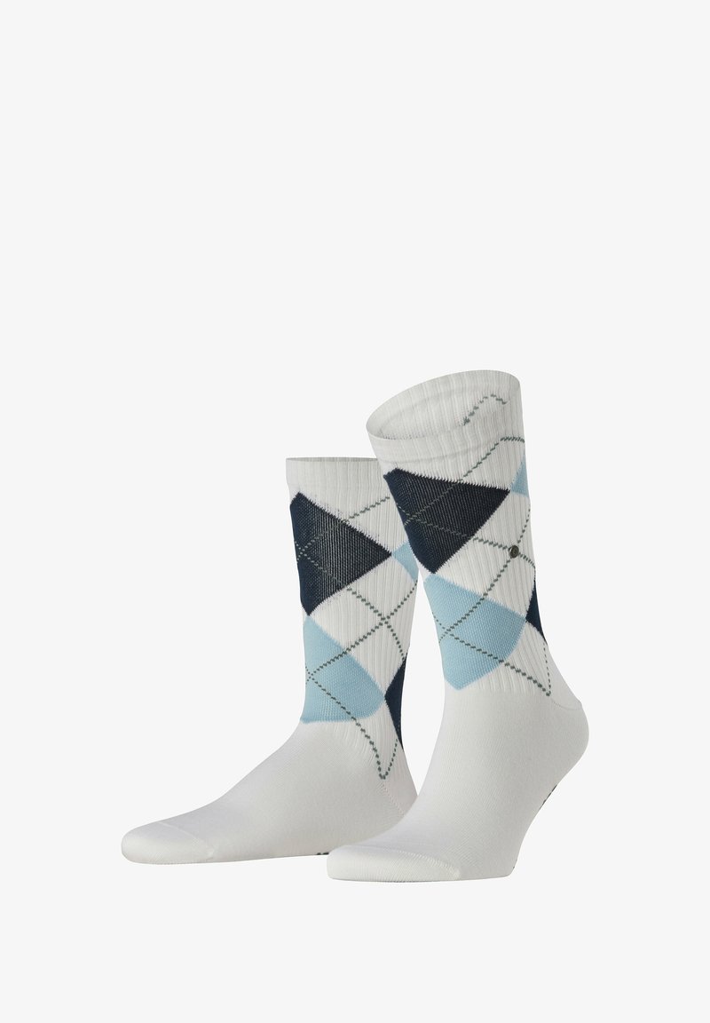 Calcetines blancos con un patrón de argyle en diamantes azul marino oscuro y azul claro, con puntas reforzadas, puño acanalado y costuras en contraste.