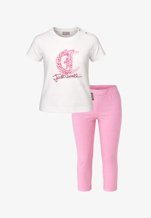T-shirt bianca a maniche corte con stampa leopardata rosa a forma di "J" e testo "Just Cavalli", abbinata a leggings rosa aderenti.