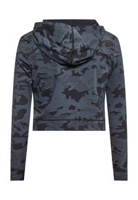 Zkrácená mikina s kapucí v tmavě šedém camouflage vzoru, s tažným šňůrkou, dlouhými rukávy a měkkou, hladkou texturou.