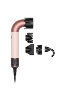 Hårtork med ett böjt, roséguld handtag, en rosa kropp, en texturerad svart bas och flera avtagbara svarta tillbehör för styling.