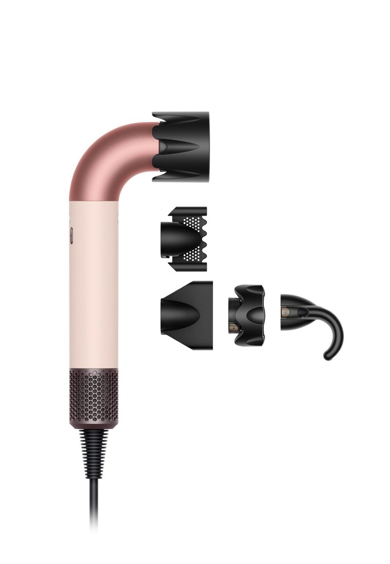 Hårtork med ett böjt, roséguld handtag, en rosa kropp, en texturerad svart bas och flera avtagbara svarta tillbehör för styling.