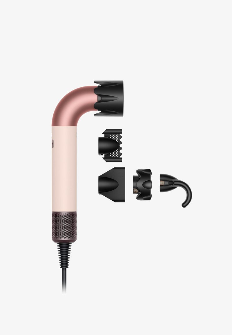 Hårtork med ett böjt, roséguld handtag, en rosa kropp, en texturerad svart bas och flera avtagbara svarta tillbehör för styling.