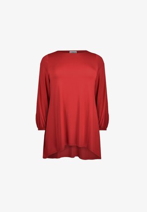 Rode tuniek met lange mouwen, boothals en iets langere achterkant, elastische manchetten en een losse, vloeiende pasvorm.