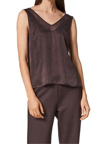 Top sans manches en V couleur marron foncé, présentant une texture douce et lisse ainsi qu'une coupe décontractée. Encolure légèrement transparente sans ornement.