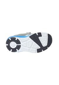 Suola di scarpa sportiva con una presa in gomma nera texturizzata, caratterizzata da un sottopiede bianco e accenti blu chiaro. Design robusto e flessibile.