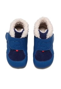 Scarpette per bambini in pelle blu con accenti blu navy, foderate in peluche e con un motivo di elefante in rilievo. Chiusura con strappo in velcro. Punta arrotondata.