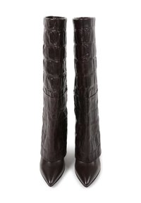 Botas de cuero marrón oscuro hasta la rodilla con textura grabada en cocodrilo y punta afilada. Superficie suave con un diseño estructurado.